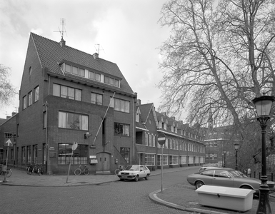 68014 Gezicht op de voorgevels van de huizen Oudegracht 427 (links, Postkantoor)-lager te Utrecht, uit het zuidoosten; ...